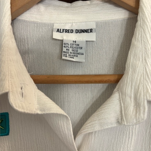 Alfred Dunner vintage white short sleeve button up w/ floral vignettes - Picture 3 of 3